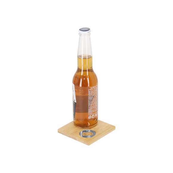 Práctico posavasos fabricado en bambú con abridor integrado, ideal para disfrutar de bebidas protegiendo la superficie y con el abrebotellas incorporado siendo un complemento versátil. Presentado individualmente en caja de diseño kraft.