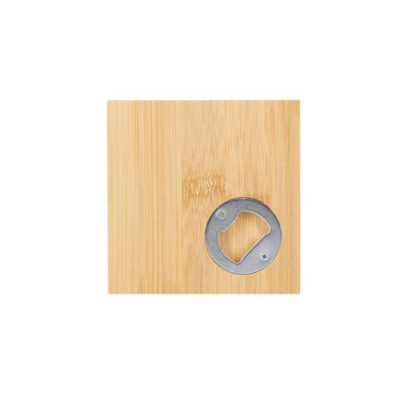 Práctico posavasos fabricado en bambú con abridor integrado, ideal para disfrutar de bebidas protegiendo la superficie y con el abrebotellas incorporado siendo un complemento versátil. Presentado individualmente en caja de diseño kraft.
