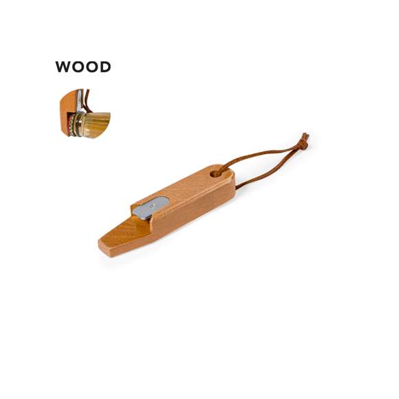 Original abridor de botellas en madera. Diseño ecológico fabricado en suave madera natural con pestaña metálica para una sujeción firme de la chapa, con práctico cordón para engancharlo cómodamente. Presentado en una caja de diseño kraft.