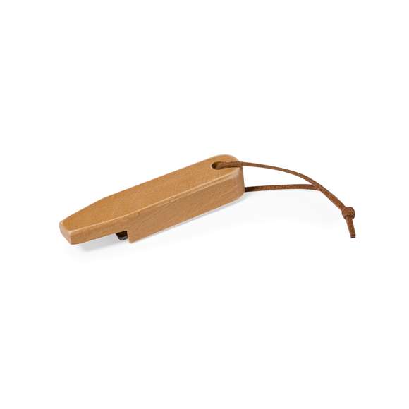 Original abridor de botellas en madera. Diseño ecológico fabricado en suave madera natural con pestaña metálica para una sujeción firme de la chapa, con práctico cordón para engancharlo cómodamente. Presentado en una caja de diseño kraft.