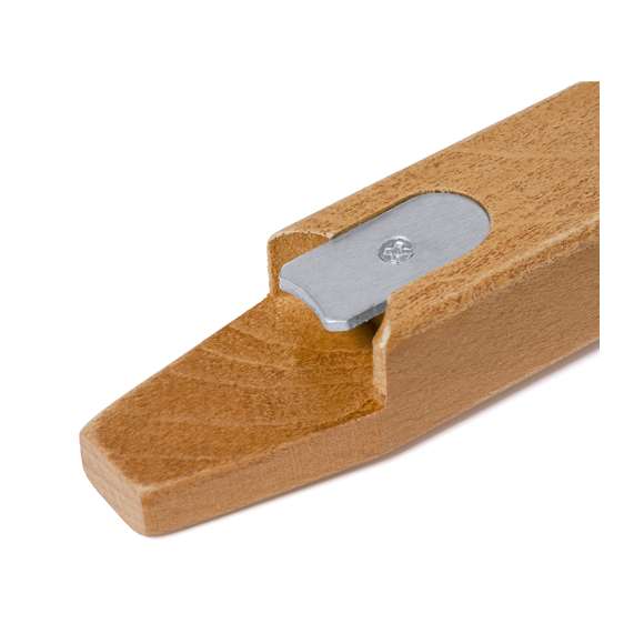 Original abridor de botellas en madera. Diseño ecológico fabricado en suave madera natural con pestaña metálica para una sujeción firme de la chapa, con práctico cordón para engancharlo cómodamente. Presentado en una caja de diseño kraft.