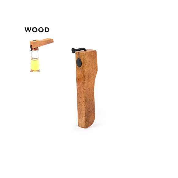 Original abridor de botellas en madera. De diseño industrial, fabricado en suave madera natural con abridor en forma de clavo y prácticos imanes para sujetar la chapa y poder colocarlo en cualquier superficie metálica. Presentado en caja de diseño kraft.