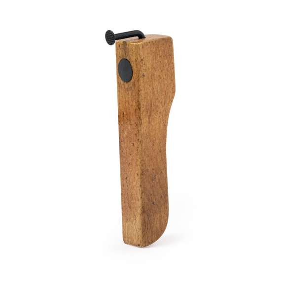 Original abridor de botellas en madera. De diseño industrial, fabricado en suave madera natural con abridor en forma de clavo y prácticos imanes para sujetar la chapa y poder colocarlo en cualquier superficie metálica. Presentado en caja de diseño kraft.