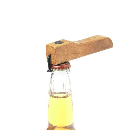 Original abridor de botellas en madera. De diseño industrial, fabricado en suave madera natural con abridor en forma de clavo y prácticos imanes para sujetar la chapa y poder colocarlo en cualquier superficie metálica. Presentado en caja de diseño kraft.