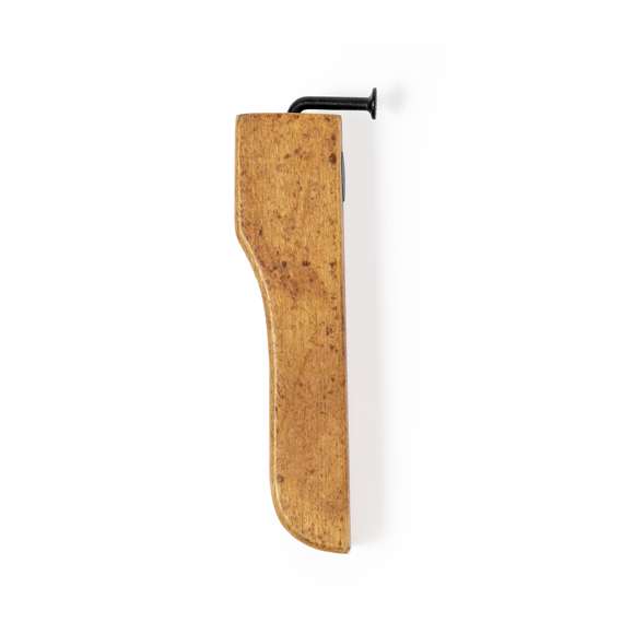 Original abridor de botellas en madera. De diseño industrial, fabricado en suave madera natural con abridor en forma de clavo y prácticos imanes para sujetar la chapa y poder colocarlo en cualquier superficie metálica. Presentado en caja de diseño kraft.
