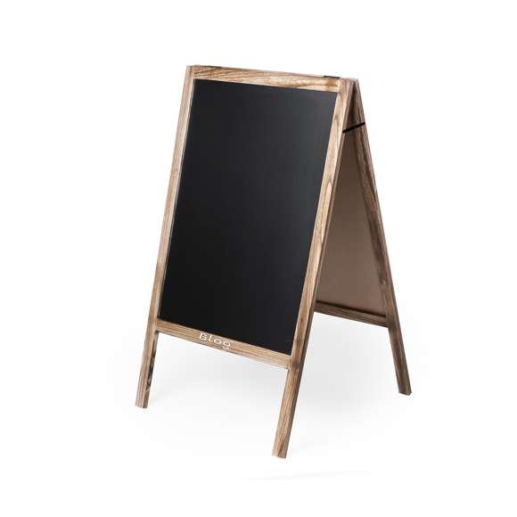 Versátil pizarra fabricada en madera. Diseñada para adaptarse a cualquier entorno y fácil de transportar gracias a su forma plegable. Amplia superficie para la escritura en ambas caras, con un tamaño total de 106 cm de alto y 59 cm de ancho. Presentada en caja de diseño kraft.