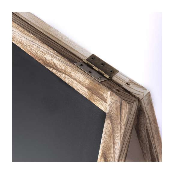 Versátil pizarra fabricada en madera. Diseñada para adaptarse a cualquier entorno y fácil de transportar gracias a su forma plegable. Amplia superficie para la escritura en ambas caras, con un tamaño total de 106 cm de alto y 59 cm de ancho. Presentada en caja de diseño kraft.