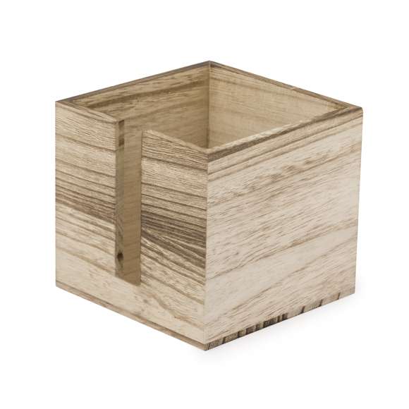 Práctico servilletero fabricado en madera. De diseño industrial, fabricado en suave madera natural con ranura en un lateral para poder coger las servillas con facilidad. Presentado en caja de diseño kraft.