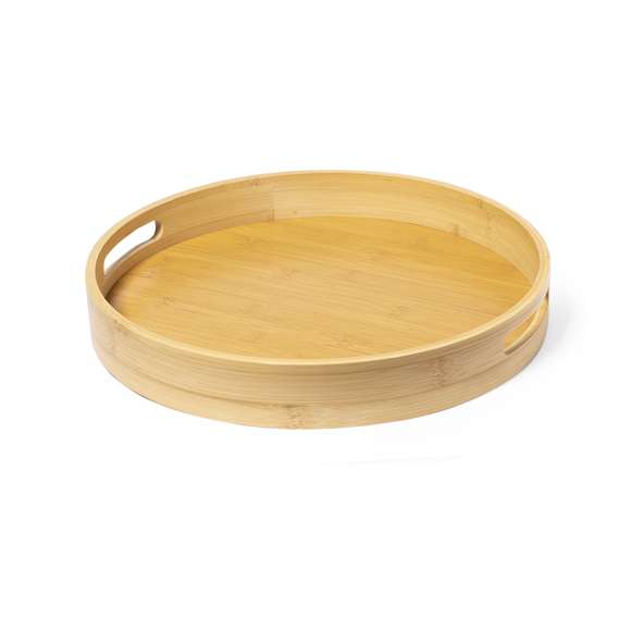 Bandeja fabricada en bambú. De diseño ecológico, fabricada en suave bambú natural para llevar bebidas cómodamente gracias a sus asas troqueladas en los bordes. Presentado en una caja de diseño kraft. Materiales como el bambú fomentan la utilización de materias primas naturales, reduciendo las emisiones contaminantes. Proviene de una planta de gran resistencia y versatilidad, con crecimiento y regeneración rápidos, siendo una excelente alternativa al uso de madera tradicional.