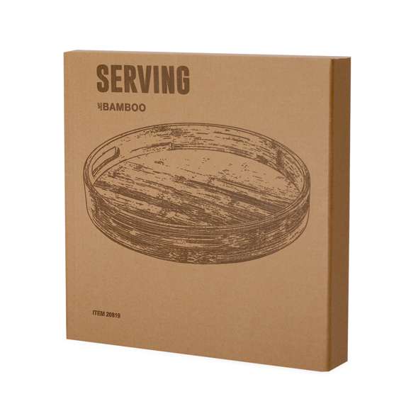Bandeja fabricada en bambú. De diseño ecológico, fabricada en suave bambú natural para llevar bebidas cómodamente gracias a sus asas troqueladas en los bordes. Presentado en una caja de diseño kraft. Materiales como el bambú fomentan la utilización de materias primas naturales, reduciendo las emisiones contaminantes. Proviene de una planta de gran resistencia y versatilidad, con crecimiento y regeneración rápidos, siendo una excelente alternativa al uso de madera tradicional.