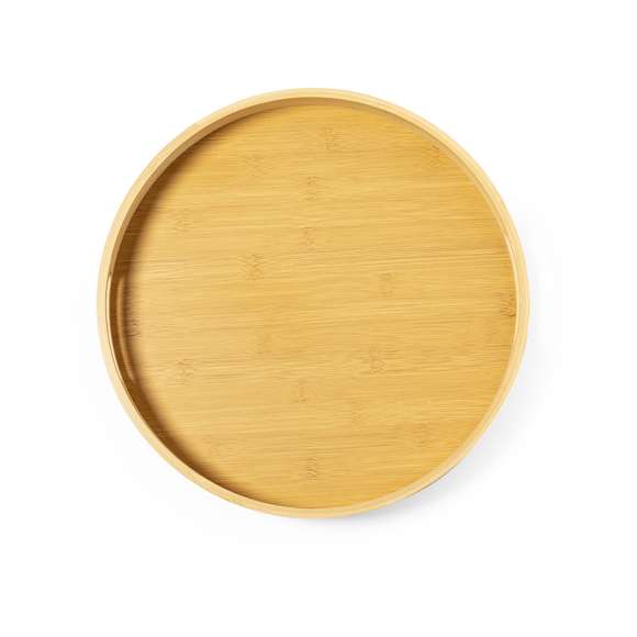 Bandeja fabricada en bambú. De diseño ecológico, fabricada en suave bambú natural para llevar bebidas cómodamente gracias a sus asas troqueladas en los bordes. Presentado en una caja de diseño kraft. Materiales como el bambú fomentan la utilización de materias primas naturales, reduciendo las emisiones contaminantes. Proviene de una planta de gran resistencia y versatilidad, con crecimiento y regeneración rápidos, siendo una excelente alternativa al uso de madera tradicional.