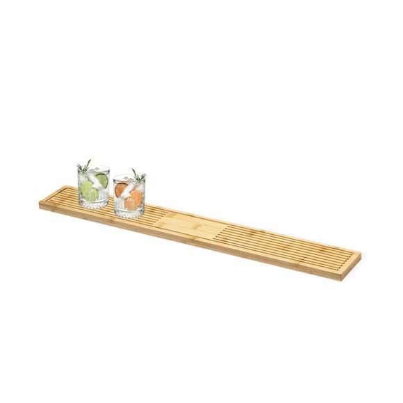 Original alfombrilla de barra fabricada en bambú. De diseño ecológico para servir bebidas evitando derrames en la superficie gracias a su rejilla troquelada, impidiendo goteos y fácil de limpiar. Presentada en caja de diseño kraft.