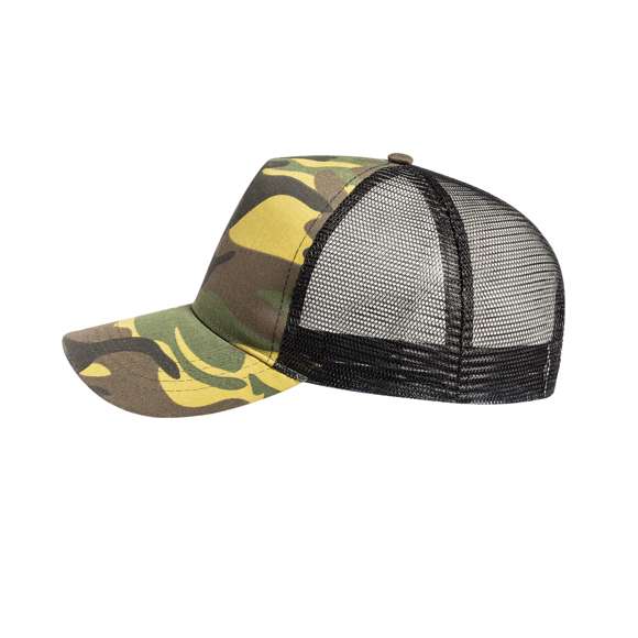 Gorra de 5 paneles en poliéster RPET con rejilla y cierre ajustable de plástico con diseño de camuflaje o verde militar. Etiqueta distintiva de RPET. El material RPET se elabora a partir de plástico reciclado, para así fomentar la reutilización de residuos plásticos y ayudar a la sostenibilidad del planeta.