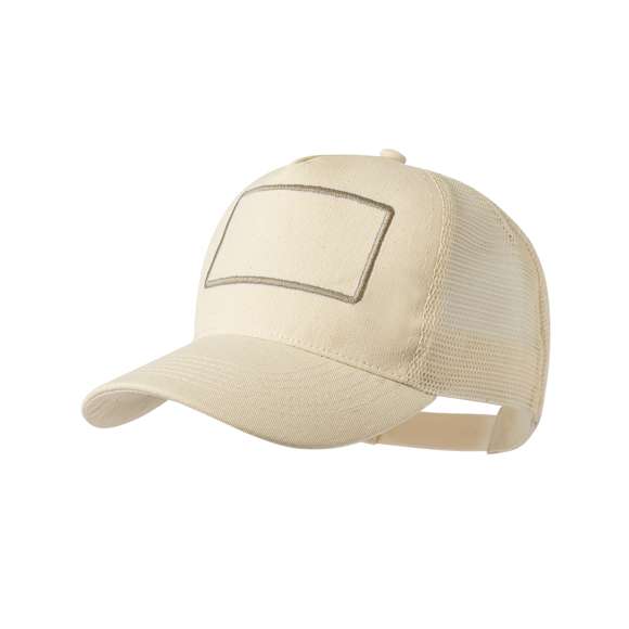 Gorra de 5 paneles tipo trucker fabricada en resistente poliéster RPET. Con marco frontal cosido, parte trasera de redecilla y cierre ajustable de plástico a juego en color natural. Con etiqueta distintiva de RPET. El material RPET se elabora a partir de plástico reciclado, para así fomentar la reutilización de residuos plásticos y ayudar a la sostenibilidad del planeta.