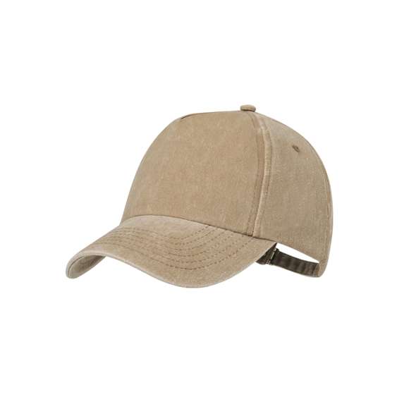 Gorra de 5 paneles de acabado efecto lavado. Fabricada en suave algodón 100%, con orificios de ventilación bordados. Con cierre trasero ajustable de hebilla metálica y disponible en variada gama de colores naturales.