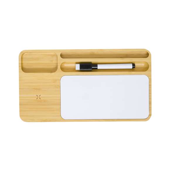 Cargador organizador inalámbrico 15W de línea nature. Con función soporte para smartphone y compartimento extra para objetos. Pizarra para notas integrada y rotulador en tinta negra con borrador en la capucha. Amplia superficie de marcaje y presentado en caja individual de diseño eco en cartón kraft. Disponible manual de instrucciones en español e inglés.Materiales como el bambú fomentan la utilización de materias primas naturales, reduciendo las emisiones contaminantes. Proviene de una planta de gran resistencia y versatilidad, con crecimiento y regeneración rápidos, siendo una excelente alternativa al uso de madera tradicional.Fabricado conforme a los estándares RoHS y en cumplimiento con los siguientes requisitos de seguridad: Sistema de protección contra sobrecalentamiento. Sistema de protección contra sobrecarga. Sistema de bloqueo para evitar cortocircuitos.