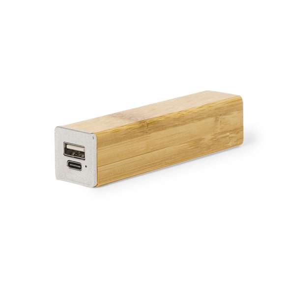Batería auxiliar externa fabricada en bambú, con capacidad de carga de 2.200 mAh. Fácil de transportar gracias a su reducido tamaño, con salida y entrada USB y Tipo C. Especialmente diseñada para marcaje en láser. Incluye cable Micro USB y se presenta en una atractiva caja de diseño. Disponible manual de instrucciones en español e inglés.Materiales como el bambú fomentan la utilización de materias primas naturales, reduciendo las emisiones contaminantes. Proviene de una planta de gran resistencia y versatilidad, con crecimiento y regeneración rápidos, siendo una excelente alternativa al uso de madera tradicional.Las capacidades mostradas en todas nuestras baterías auxiliares externas son reales, incorporando todas ellas baterías de grado A y no recicladas, con una vida útil de al menos 500 ciclos de carga y según normativa CE. Además, están fabricadas conforme a los estándares RoHS y en cumplimiento con los siguientes requisitos de seguridad:Sistema de protección contra sobrecarga del power bank. Sistema de protección contra descarga completa que proporciona una mayor durabilidad del power bank. Sistema de bloqueo para evitar cortocircuitos. Sistema de transferencia de carga constante, acorde con la capacidad del dispositivo de destino.4000 mAh. Salida USB. Entrada Micro USB
