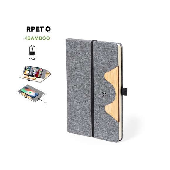 Bloc de notas cargador tamaño A5 y fabricado en resistente poliéster 300D RPET. Portada con detalle en bambú y cargador inalámbrico de 15W integrado, compatible con smartphones con tecnología de carga inalámbrica. Incluido cable de carga Tipo C y disponible manual de instrucciones en español e inglés. Con 80 hojas interiores de disposición a una raya y presentado en bolsa de papel reciclado. El material RPET se elabora a partir de plástico reciclado, para así fomentar la reutilización de residuos plásticos y ayudar a la sostenibilidad del planeta.Materiales como el bambú fomentan la utilización de materias primas naturales, reduciendo las emisiones contaminantes. Proviene de una planta de gran resistencia y versatilidad, con crecimiento y regeneración rápidos, siendo una excelente alternativa al uso de madera tradicional.Fabricado conforme a los estándares RoHS y en cumplimiento con los siguientes requisitos de seguridad: Sistema de protección contra sobrecalentamiento. Sistema de protección contra sobrecarga. Sistema de bloqueo para evitar cortocircuitos.