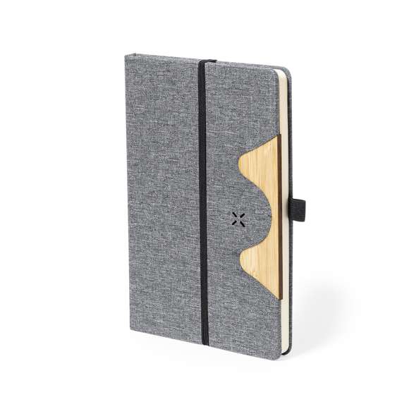 Bloc de notas cargador tamaño A5 y fabricado en resistente poliéster 300D RPET. Portada con detalle en bambú y cargador inalámbrico de 15W integrado, compatible con smartphones con tecnología de carga inalámbrica. Incluido cable de carga Tipo C y disponible manual de instrucciones en español e inglés. Con 80 hojas interiores de disposición a una raya y presentado en bolsa de papel reciclado. El material RPET se elabora a partir de plástico reciclado, para así fomentar la reutilización de residuos plásticos y ayudar a la sostenibilidad del planeta.Materiales como el bambú fomentan la utilización de materias primas naturales, reduciendo las emisiones contaminantes. Proviene de una planta de gran resistencia y versatilidad, con crecimiento y regeneración rápidos, siendo una excelente alternativa al uso de madera tradicional.Fabricado conforme a los estándares RoHS y en cumplimiento con los siguientes requisitos de seguridad: Sistema de protección contra sobrecalentamiento. Sistema de protección contra sobrecarga. Sistema de bloqueo para evitar cortocircuitos.