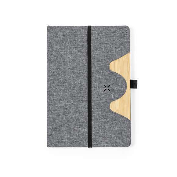 Bloc de notas cargador tamaño A5 y fabricado en resistente poliéster 300D RPET. Portada con detalle en bambú y cargador inalámbrico de 15W integrado, compatible con smartphones con tecnología de carga inalámbrica. Incluido cable de carga Tipo C y disponible manual de instrucciones en español e inglés. Con 80 hojas interiores de disposición a una raya y presentado en bolsa de papel reciclado. El material RPET se elabora a partir de plástico reciclado, para así fomentar la reutilización de residuos plásticos y ayudar a la sostenibilidad del planeta.Materiales como el bambú fomentan la utilización de materias primas naturales, reduciendo las emisiones contaminantes. Proviene de una planta de gran resistencia y versatilidad, con crecimiento y regeneración rápidos, siendo una excelente alternativa al uso de madera tradicional.Fabricado conforme a los estándares RoHS y en cumplimiento con los siguientes requisitos de seguridad: Sistema de protección contra sobrecalentamiento. Sistema de protección contra sobrecarga. Sistema de bloqueo para evitar cortocircuitos.