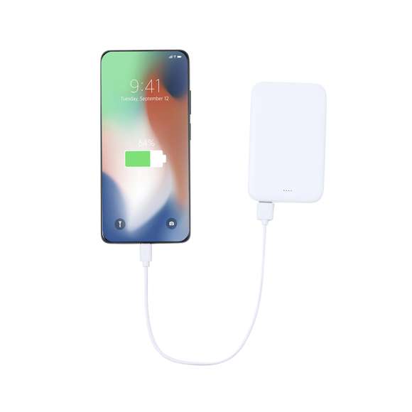 Batería auxiliar externa de tamaño ultra compacto, fabricada en RABS y con 5.000 mAh de capacidad de carga. Incluye salida USB dual para carga simultánea de 2 dispositivos, entrada Micro USB -cable incluido-, y conexión Tipo C de entrada y salida. Con indicador de estado de carga y presentada en atractiva caja de diseño eco. Con amplia superficie de marcaje y manual de instrucciones disponible en español e inglés.El RABS es un plástico altamente reciclable de gran resistencia y con multitud de aplicaciones que lo convierten en una solución eco-friendly. Con certificación RCS, que garantiza el origen reciclado del mismo.Las capacidades mostradas en todas nuestras baterías auxiliares externas son reales, incorporando todas ellas baterías de grado A y no recicladas, con una vida útil de al menos 500 ciclos de carga y según normativa CE. Además, están fabricadas conforme a los estándares RoHS y en cumplimiento con los siguientes requisitos de seguridad:Sistema de protección contra sobrecarga del power bank. Sistema de protección contra descarga completa que proporciona una mayor durabilidad del power bank. Sistema de bloqueo para evitar cortocircuitos. Sistema de transferencia de carga constante, acorde con la capacidad del dispositivo de destino.4000 mAh. Salida USB. Entrada Micro USB