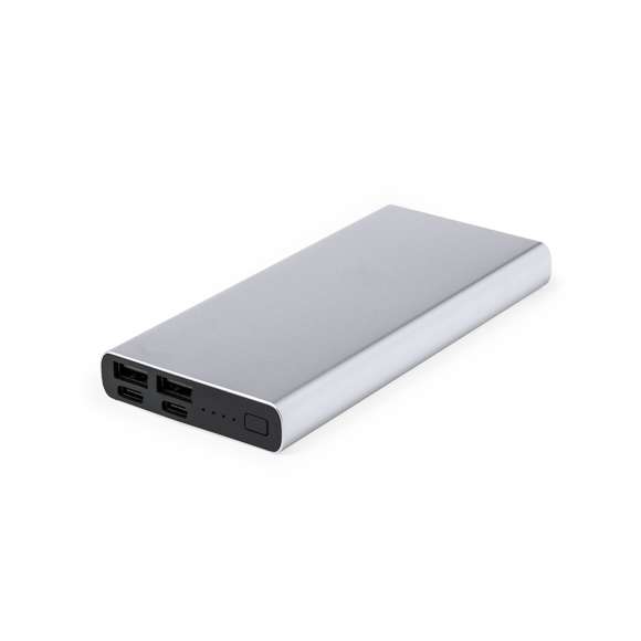 Batería auxiliar externa de gran capacidad de carga -10.000 mAh- con cuerpo acabado en resistente aluminio. Con salidas USB y Tipo C dual para cargar tres dispositivos simultáneamente y 1 conexión para entrada Tipo C. LEDs indicadores de estado de carga, diseño recto extraplano y amplia superficie de marcaje, especialmente recomendada para láser. Presentada en atractiva caja de diseño kraft. Disponible manual de instrucciones en español e inglés.Las capacidades mostradas en todas nuestras baterías auxiliares externas son reales, incorporando todas ellas baterías de grado A y no recicladas, con una vida útil de al menos 500 ciclos de carga y según normativa CE. Además, están fabricadas conforme a los estándares RoHS y en cumplimiento con los siguientes requisitos de seguridad:Sistema de protección contra sobrecarga del power bank. Sistema de protección contra descarga completa que proporciona una mayor durabilidad del power bank. Sistema de bloqueo para evitar cortocircuitos. Sistema de transferencia de carga constante, acorde con la capacidad del dispositivo de destino.10000 mAh. Salida USB. Entrada Micro USB