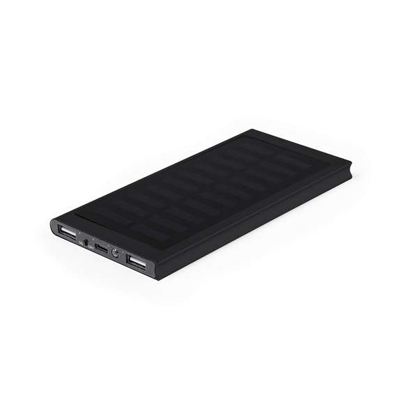 Batería auxiliar externa de recarga solar y de gran capacidad de carga -8.000 mAh-. Fabricada en aluminio, con conector de entrada/salida Tipo C y 2 salidas USB. Presentada en caja individual de diseño kraft. Disponible manual de instrucciones en español e inglés.Las capacidades mostradas en todas nuestras baterías auxiliares externas son reales, incorporando todas ellas baterías de grado A y no recicladas, con una vida útil de al menos 500 ciclos de carga y según normativa CE. Además, están fabricadas conforme a los estándares RoHS y en cumplimiento con los siguientes requisitos de seguridad:Sistema de protección contra sobrecarga del power bank.Sistema de protección contra descarga completa que proporciona una mayor durabilidad del power bank.Sistema de bloqueo para evitar cortocircuitos.Sistema de transferencia de carga constante, acorde con la capacidad del dispositivo de destino.