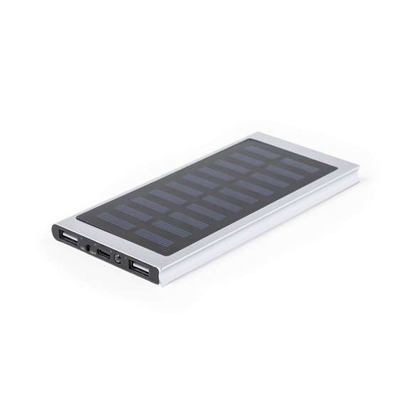 Batería auxiliar externa de recarga solar y de gran capacidad de carga -8.000 mAh-. Fabricada en aluminio, con conector de entrada/salida Tipo C y 2 salidas USB. Presentada en caja individual de diseño kraft. Disponible manual de instrucciones en español e inglés.Las capacidades mostradas en todas nuestras baterías auxiliares externas son reales, incorporando todas ellas baterías de grado A y no recicladas, con una vida útil de al menos 500 ciclos de carga y según normativa CE. Además, están fabricadas conforme a los estándares RoHS y en cumplimiento con los siguientes requisitos de seguridad:Sistema de protección contra sobrecarga del power bank.Sistema de protección contra descarga completa que proporciona una mayor durabilidad del power bank.Sistema de bloqueo para evitar cortocircuitos.Sistema de transferencia de carga constante, acorde con la capacidad del dispositivo de destino.