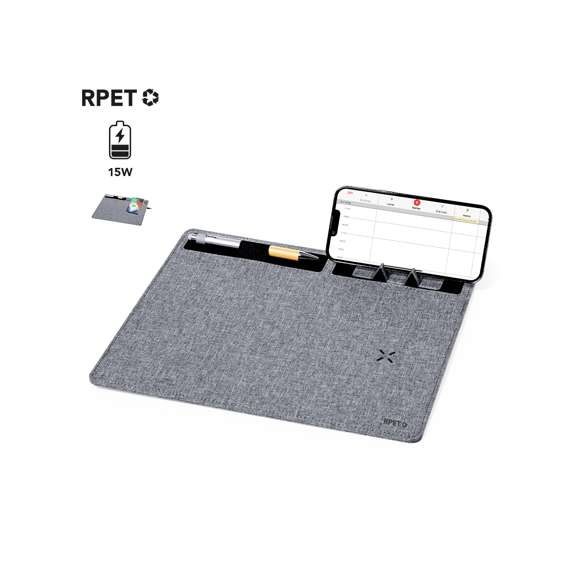 Elegante y funcional afombrilla fabricada en suave poliéster RPET. Con entrada Tipo C -cable negro Tipo C incluido- y cargador inalámbrico de 15W, compatible con dispositivos equipados con tecnología de carga inalámbrica Qi. Incluye soporte para smartphone y soporte para bolígrafos. Con base antideslizante que garantiza estabilidad y comodidad de uso. Incluye manual de instrucciones en español e inglés. Presentada en caja individual de diseño kraft y en bolsa reciclada.El material RPET se elabora a partir de plástico reciclado, para así fomentar la reutilización de residuos plásticos y ayudar a la sostenibilidad del planeta.Fabricado conforme a los estándares RoHS y en cumplimiento con los siguientes requisitos de seguridad:Sistema de protección contra sobrecalentamiento.Sistema de protección contra sobrecarga.Sistema de bloqueo para evitar cortocircuitos.