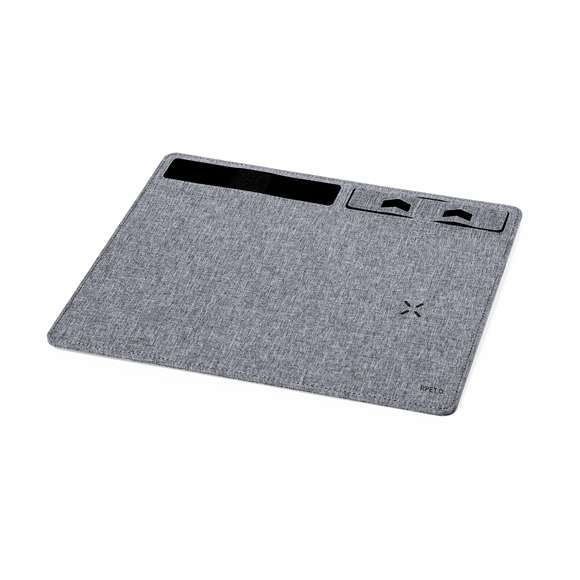 Elegante y funcional afombrilla fabricada en suave poliéster RPET. Con entrada Tipo C -cable negro Tipo C incluido- y cargador inalámbrico de 15W, compatible con dispositivos equipados con tecnología de carga inalámbrica Qi. Incluye soporte para smartphone y soporte para bolígrafos. Con base antideslizante que garantiza estabilidad y comodidad de uso. Incluye manual de instrucciones en español e inglés. Presentada en caja individual de diseño kraft y en bolsa reciclada.El material RPET se elabora a partir de plástico reciclado, para así fomentar la reutilización de residuos plásticos y ayudar a la sostenibilidad del planeta.Fabricado conforme a los estándares RoHS y en cumplimiento con los siguientes requisitos de seguridad:Sistema de protección contra sobrecalentamiento.Sistema de protección contra sobrecarga.Sistema de bloqueo para evitar cortocircuitos.