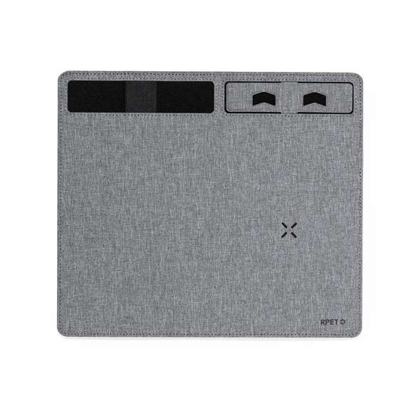 Elegante y funcional afombrilla fabricada en suave poliéster RPET. Con entrada Tipo C -cable negro Tipo C incluido- y cargador inalámbrico de 15W, compatible con dispositivos equipados con tecnología de carga inalámbrica Qi. Incluye soporte para smartphone y soporte para bolígrafos. Con base antideslizante que garantiza estabilidad y comodidad de uso. Incluye manual de instrucciones en español e inglés. Presentada en caja individual de diseño kraft y en bolsa reciclada.El material RPET se elabora a partir de plástico reciclado, para así fomentar la reutilización de residuos plásticos y ayudar a la sostenibilidad del planeta.Fabricado conforme a los estándares RoHS y en cumplimiento con los siguientes requisitos de seguridad:Sistema de protección contra sobrecalentamiento.Sistema de protección contra sobrecarga.Sistema de bloqueo para evitar cortocircuitos.
