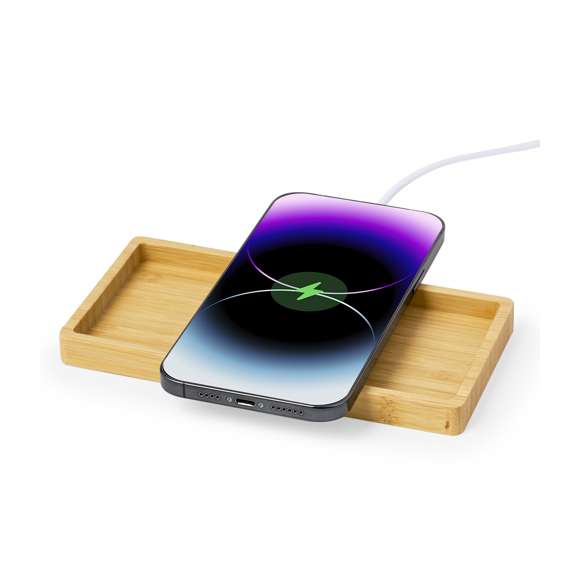 Cargador organizador inalámbrico 15W fabricado en bambú. Con función soporte para smartphone y compartimentos extra para objetos, compatible con dispositivos equipados con tecnología de carga inalámbrica. Amplia superficie de marcaje y presentado en caja individual de diseño kraft. Disponible manual de instrucciones en español e inglés.Materiales como el bambú fomentan la utilización de materias primas naturales, reduciendo las emisiones contaminantes. Proviene de una planta de gran resistencia y versatilidad, con crecimiento y regeneración rápidos, siendo una excelente alternativa al uso de madera tradicional.Fabricado conforme a los estándares RoHS y en cumplimiento con los siguientes requisitos de seguridad:Sistema de protección contra sobrecalentamiento.Sistema de protección contra sobrecarga.Sistema de bloqueo para evitar cortocircuitos.