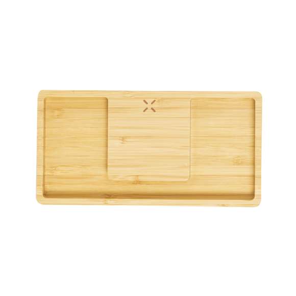 Cargador organizador inalámbrico 15W fabricado en bambú. Con función soporte para smartphone y compartimentos extra para objetos, compatible con dispositivos equipados con tecnología de carga inalámbrica. Amplia superficie de marcaje y presentado en caja individual de diseño kraft. Disponible manual de instrucciones en español e inglés.Materiales como el bambú fomentan la utilización de materias primas naturales, reduciendo las emisiones contaminantes. Proviene de una planta de gran resistencia y versatilidad, con crecimiento y regeneración rápidos, siendo una excelente alternativa al uso de madera tradicional.Fabricado conforme a los estándares RoHS y en cumplimiento con los siguientes requisitos de seguridad:Sistema de protección contra sobrecalentamiento.Sistema de protección contra sobrecarga.Sistema de bloqueo para evitar cortocircuitos.