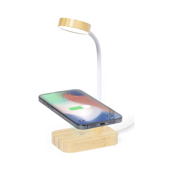 Lámpara cargador fabricada en resistente bambú. Con cargador inalámbrico 15W integrado y lámpara de 12 LEDs, mástil flexible y 3 posiciones de iluminación (cálida, fría y media), además de regulador de intensidad de la luz. Compatible con dispositivos móviles de carga inalámbrica, con cable cargador Tipo C y presentada en una atractiva caja de diseño kraft. Disponible manual de instrucciones en español e inglés.Materiales como el bambú fomentan la utilización de materias primas naturales, reduciendo las emisiones contaminantes. Proviene de una planta de gran resistencia y versatilidad, con crecimiento y regeneración rápidos, siendo una excelente alternativa al uso de madera tradicional.Fabricada conforme a los estándares RoHS y en cumplimiento con los siguientes requisitos de seguridad:Sistema de protección contra sobrecalentamiento.Sistema de protección contra sobrecarga.Sistema de bloqueo para evitar cortocircuitos.