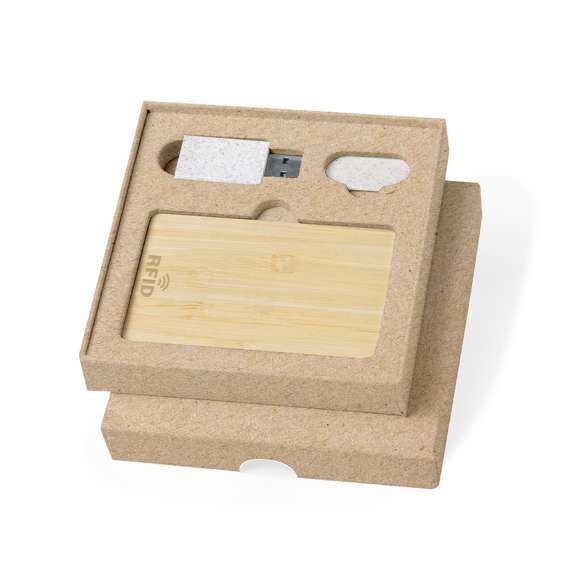 Práctico set de seguridad y privacidad. Incluye una tarjeta con protección de RFID fabricada en bambú, tapa webcam fabricada en caña de trigo y un bloqueador de datos fabricado en caña de trigo, evitando el traspaso de datos y permitiendo cargar el dispositivo. Presentado en elegante caja con compartimento troquelado para cada accesorio. Materiales como el bambú fomentan la utilización de materias primas naturales, reduciendo las emisiones contaminantes. Proviene de una planta de gran resistencia y versatilidad, con crecimiento y regeneración rápidos, siendo una excelente alternativa al uso de madera tradicional.