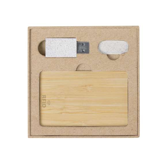 Práctico set de seguridad y privacidad. Incluye una tarjeta con protección de RFID fabricada en bambú, tapa webcam fabricada en caña de trigo y un bloqueador de datos fabricado en caña de trigo, evitando el traspaso de datos y permitiendo cargar el dispositivo. Presentado en elegante caja con compartimento troquelado para cada accesorio. Materiales como el bambú fomentan la utilización de materias primas naturales, reduciendo las emisiones contaminantes. Proviene de una planta de gran resistencia y versatilidad, con crecimiento y regeneración rápidos, siendo una excelente alternativa al uso de madera tradicional.
