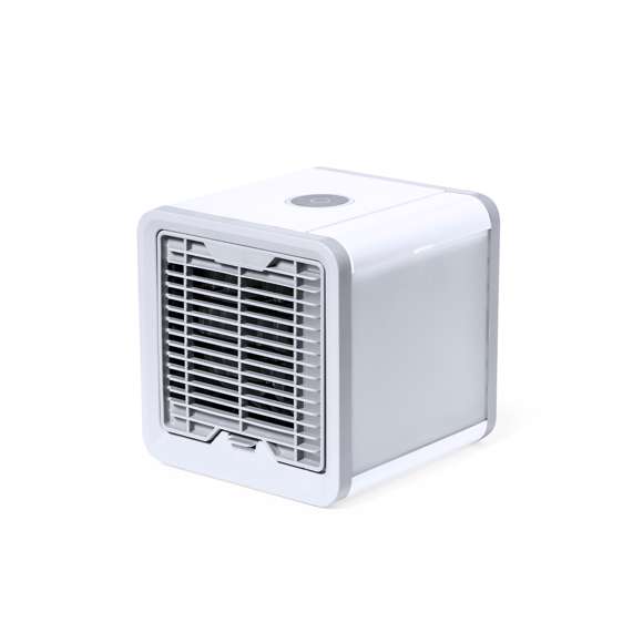 Mini dispositivo portátil de aire acondicionado para enfriar y purificar el aire. Al ser pequeño y ligero, es fácilmente transportable. Ventilador con tres velocidades a elegir (alta, media, baja). Incluye un depósito de agua de gran capacidad -700 ml-, con posibilidad de añadir cubitos de hielo para conseguir un aire más fresco alrededor. Se conecta a la corriente eléctrica a través de un cable de alimentación USB -incluido- y viene presentado individualmente en caja de diseño kraft. Disponible manual de instrucciones en español e inglés.