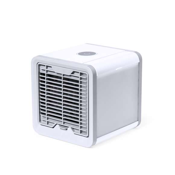 Mini dispositivo portátil de aire acondicionado para enfriar y purificar el aire. Al ser pequeño y ligero, es fácilmente transportable. Ventilador con tres velocidades a elegir (alta, media, baja). Incluye un depósito de agua de gran capacidad -700 ml-, con posibilidad de añadir cubitos de hielo para conseguir un aire más fresco alrededor. Se conecta a la corriente eléctrica a través de un cable de alimentación USB -incluido- y viene presentado individualmente en caja de diseño kraft. Disponible manual de instrucciones en español e inglés.