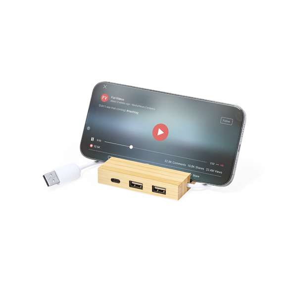 Puerto USB 2.0 fabricado en bambú. Con 1 puerto Tipo C y 2 puertos USB. Además, incluye un práctico soporte para smartphone o tablet. Presentado en atractiva caja de diseño eco.Materiales como el bambú fomentan la utilización de materias primas naturales, reduciendo las emisiones contaminantes. Proviene de una planta de gran resistencia y versatilidad, con crecimiento y regeneración rápidos, siendo una excelente alternativa al uso de madera tradicional.