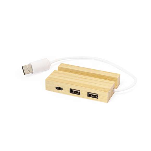 Puerto USB 2.0 fabricado en bambú. Con 1 puerto Tipo C y 2 puertos USB. Además, incluye un práctico soporte para smartphone o tablet. Presentado en atractiva caja de diseño eco.Materiales como el bambú fomentan la utilización de materias primas naturales, reduciendo las emisiones contaminantes. Proviene de una planta de gran resistencia y versatilidad, con crecimiento y regeneración rápidos, siendo una excelente alternativa al uso de madera tradicional.
