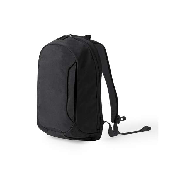 Mochila fabricada en resistente poliéster, dotada de cierre de cremallera de doble tirador y un bolsillo frontal. En su interior, dispone de compartimento acolchado para portátil hasta 15 pulgadas y compartimento para tablet de hasta 10 pulgadas. En el exterior, cuenta con un bolsillo frontal de acceso rápido y otro oculto en la espalda acolchada para guardar objetos de valor, incorporando una cinta para fijarla a las maletas. Sus esquinas reforzadas aportan durabilidad, e incluye asa de transporte, con elegantes accesorios en tono negro. Las cintas de hombros y la espalda son acolchadas y ajustables para mayor comodidad. Presentado en una bolsa individual reciclada.