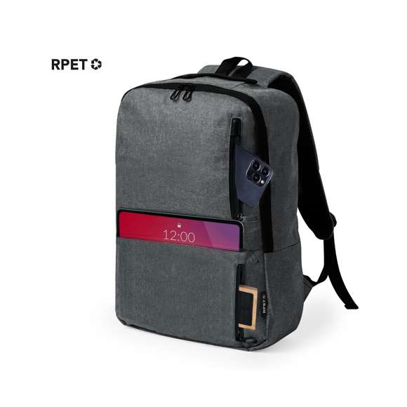 Mochila elaborada en resistente 600D RPET. Equipada con un cierre de cremallera de doble tirador y tres bolsillos frontales de acceso rápido. En su interior, cuenta con compartimentos acolchados diseñados para tablet de hasta 10 pulgadas y portátil de hasta 15 pulgadas. Las cintas de hombros son acolchadas y ajustables para brindar comodidad. Además, presenta una cinta superior y bolsillo lateral para mayor funcionalidad. Disponible en tres elegantes colores, con cremalleras negras. Logotipo RPET en etiqueta. Presentada en una bolsa individual reciclada. El material RPET se elabora a partir de plástico reciclado, para así fomentar la reutilización de residuos plásticos y ayudar a la sostenibilidad del planeta.