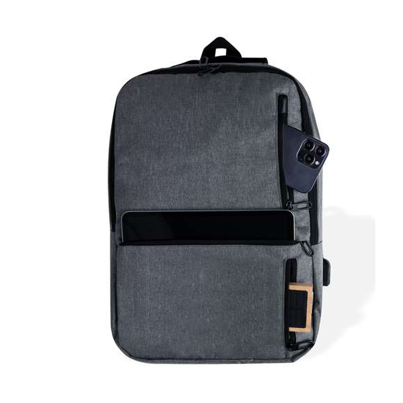 Mochila elaborada en resistente 600D RPET. Equipada con un cierre de cremallera de doble tirador y tres bolsillos frontales de acceso rápido. En su interior, cuenta con compartimentos acolchados diseñados para tablet de hasta 10 pulgadas y portátil de hasta 15 pulgadas. Las cintas de hombros son acolchadas y ajustables para brindar comodidad. Además, presenta una cinta superior y bolsillo lateral para mayor funcionalidad. Disponible en tres elegantes colores, con cremalleras negras. Logotipo RPET en etiqueta. Presentada en una bolsa individual reciclada. El material RPET se elabora a partir de plástico reciclado, para así fomentar la reutilización de residuos plásticos y ayudar a la sostenibilidad del planeta.