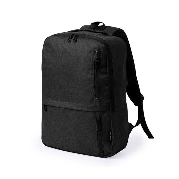 Mochila elaborada en resistente 600D RPET. Equipada con un cierre de cremallera de doble tirador y tres bolsillos frontales de acceso rápido. En su interior, cuenta con compartimentos acolchados diseñados para tablet de hasta 10 pulgadas y portátil de hasta 15 pulgadas. Las cintas de hombros son acolchadas y ajustables para brindar comodidad. Además, presenta una cinta superior y bolsillo lateral para mayor funcionalidad. Disponible en tres elegantes colores, con cremalleras negras. Logotipo RPET en etiqueta. Presentada en una bolsa individual reciclada. El material RPET se elabora a partir de plástico reciclado, para así fomentar la reutilización de residuos plásticos y ayudar a la sostenibilidad del planeta.