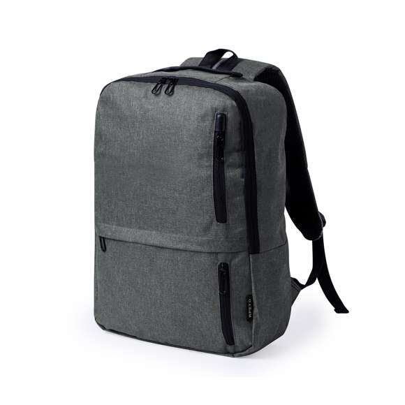 Mochila elaborada en resistente 600D RPET. Equipada con un cierre de cremallera de doble tirador y tres bolsillos frontales de acceso rápido. En su interior, cuenta con compartimentos acolchados diseñados para tablet de hasta 10 pulgadas y portátil de hasta 15 pulgadas. Las cintas de hombros son acolchadas y ajustables para brindar comodidad. Además, presenta una cinta superior y bolsillo lateral para mayor funcionalidad. Disponible en tres elegantes colores, con cremalleras negras. Logotipo RPET en etiqueta. Presentada en una bolsa individual reciclada. El material RPET se elabora a partir de plástico reciclado, para así fomentar la reutilización de residuos plásticos y ayudar a la sostenibilidad del planeta.