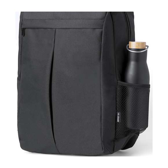 Mochila elaborada en resistente 600D RPET. Provista de cierre de cremallera de doble tirador y un práctico bolsillo frontal. Su interior cuenta con compartimentos acolchados diseñados para tablet de hasta 10 pulgadas y portátil de hasta 15 pulgadas. La espalda y las cintas de hombros están acolchadas y son ajustables, incorporando un tejido especial transpirable. Además, presenta una cinta superior y bolsillos laterales de rejilla. Logotipo RPET en etiqueta. Presentada en una bolsa individual reciclada. El material RPET se elabora a partir de plástico reciclado, para así fomentar la reutilización de residuos plásticos y ayudar a la sostenibilidad del planeta.