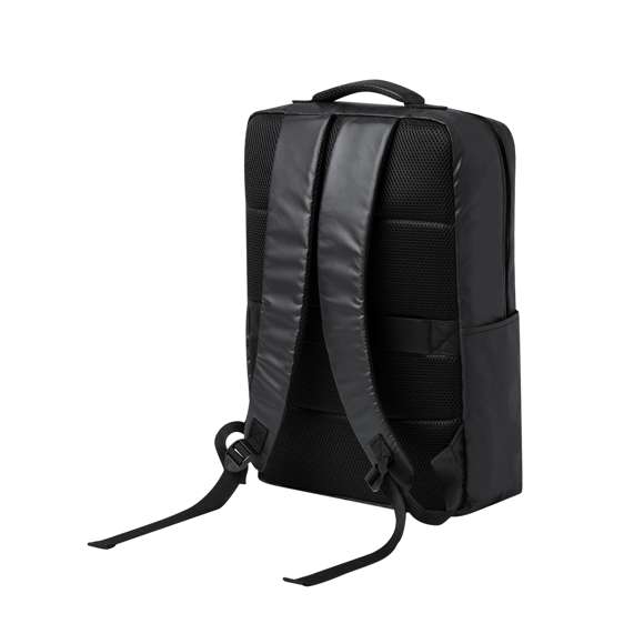 Mochila confeccionada en elegante polipiel. Caracterizada por un diseño urbano que incorpora un bolsillo acolchado para tablet de hasta 10 pulgadas y portátil de hasta 15 pulgadas. Además, cuenta con un bolsillo frontal destacado por una banda reflectante. Espalda y cintas de hombros acolchadas, ajustables y fabricadas con tela transpirable en la parte interior. Incluye un accesorio de ajuste para trolley y una cómoda asa superior acolchada. Presentado en una bolsa individual reciclada.