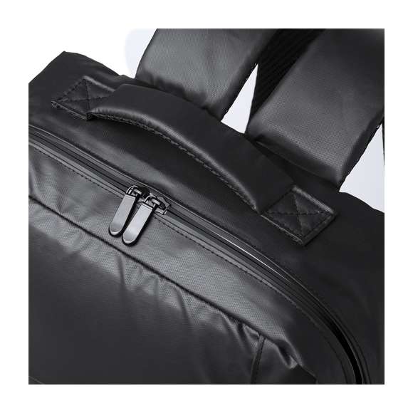 Mochila confeccionada en elegante polipiel. Caracterizada por un diseño urbano que incorpora un bolsillo acolchado para tablet de hasta 10 pulgadas y portátil de hasta 15 pulgadas. Además, cuenta con un bolsillo frontal destacado por una banda reflectante. Espalda y cintas de hombros acolchadas, ajustables y fabricadas con tela transpirable en la parte interior. Incluye un accesorio de ajuste para trolley y una cómoda asa superior acolchada. Presentado en una bolsa individual reciclada.