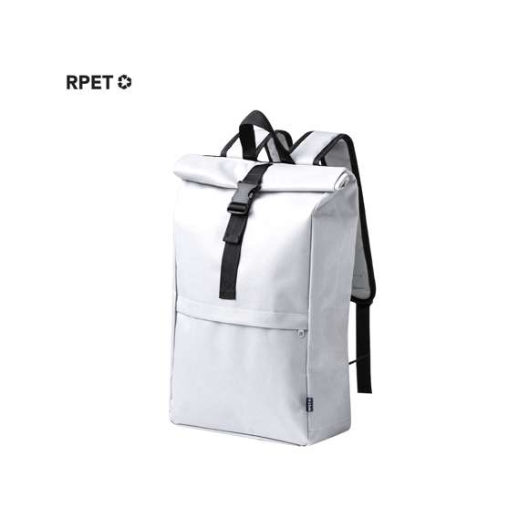 Mochila fabricada en resistente 600D RPET. Cuenta con un bolsillo principal que se cierra mediante hebilla y un bolsillo frontal adicional con cierre de cremallera. Las cintas para los hombros son acolchadas y ajustables. Logotipo RPET en la etiqueta exterior. Disponible en una variada gama de colores, con accesorios en negro. Presentada individualmente en bolsa reciclada.El material RPET se elabora a partir de plástico reciclado, para así fomentar la reutilización de residuos plásticos y ayudar a la sostenibilidad del planeta.