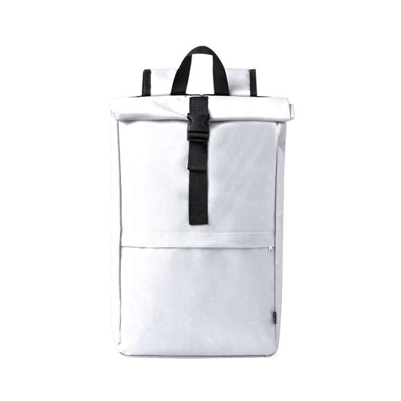Mochila fabricada en resistente 600D RPET. Cuenta con un bolsillo principal que se cierra mediante hebilla y un bolsillo frontal adicional con cierre de cremallera. Las cintas para los hombros son acolchadas y ajustables. Logotipo RPET en la etiqueta exterior. Disponible en una variada gama de colores, con accesorios en negro. Presentada individualmente en bolsa reciclada.El material RPET se elabora a partir de plástico reciclado, para así fomentar la reutilización de residuos plásticos y ayudar a la sostenibilidad del planeta.